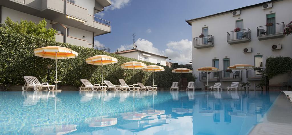 Hotel Rombino Фонтебланда Экстерьер фото
