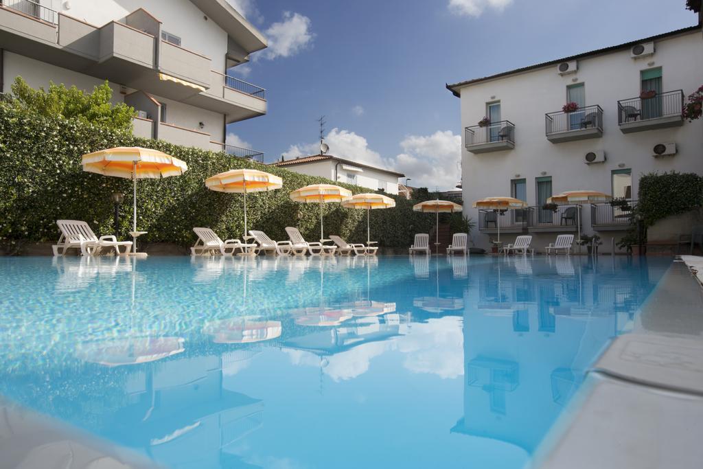Hotel Rombino Фонтебланда Экстерьер фото