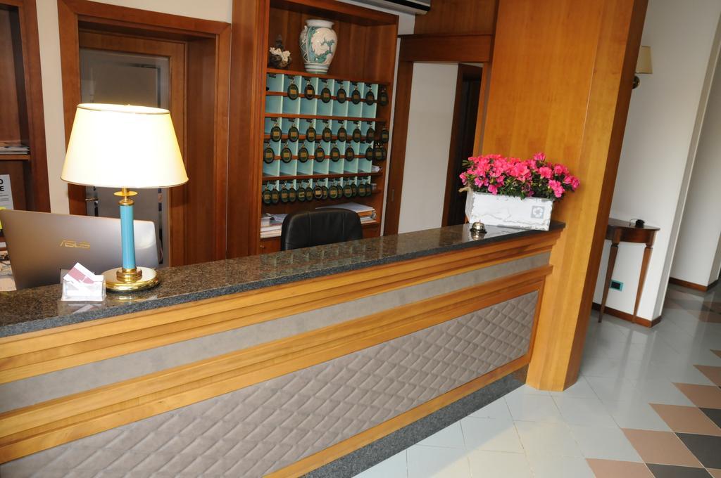 Hotel Rombino Фонтебланда Экстерьер фото