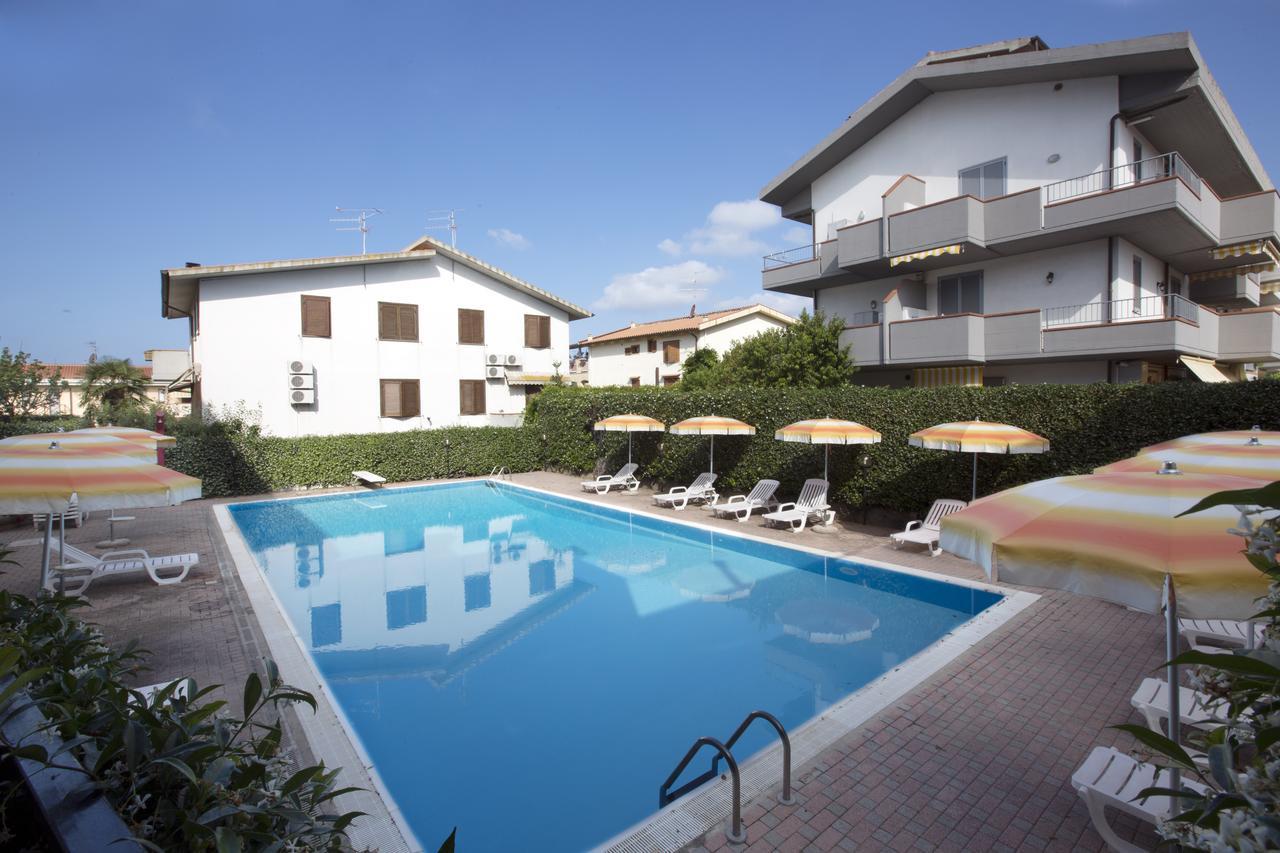 Hotel Rombino Фонтебланда Экстерьер фото