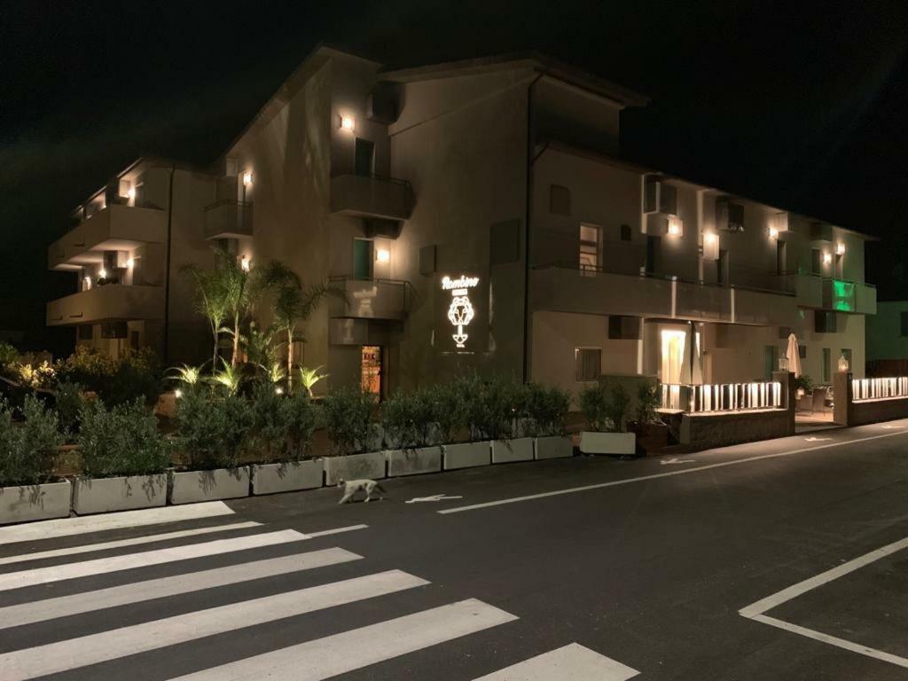 Hotel Rombino Фонтебланда Экстерьер фото