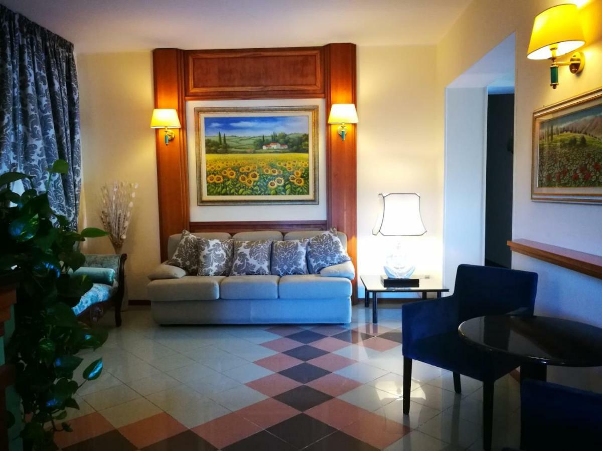 Hotel Rombino Фонтебланда Экстерьер фото