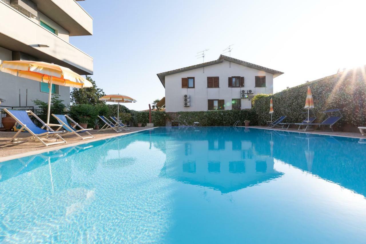 Hotel Rombino Фонтебланда Экстерьер фото