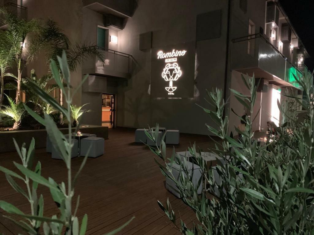 Hotel Rombino Фонтебланда Экстерьер фото