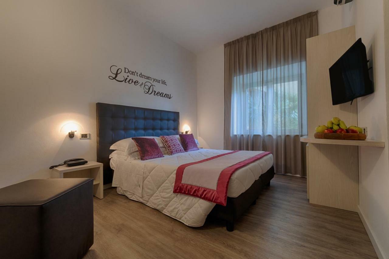 Hotel Rombino Фонтебланда Экстерьер фото