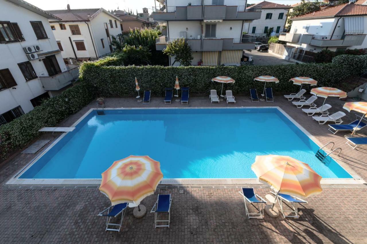 Hotel Rombino Фонтебланда Экстерьер фото